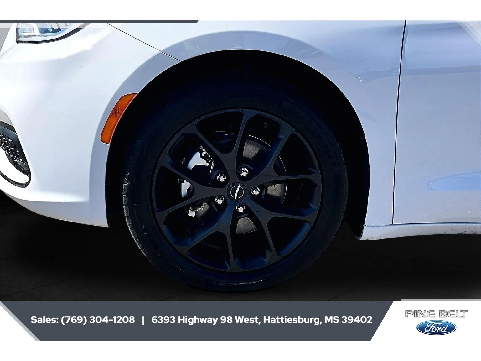 Used 2025 Bright White Clearcoat Chrysler Limited image 7