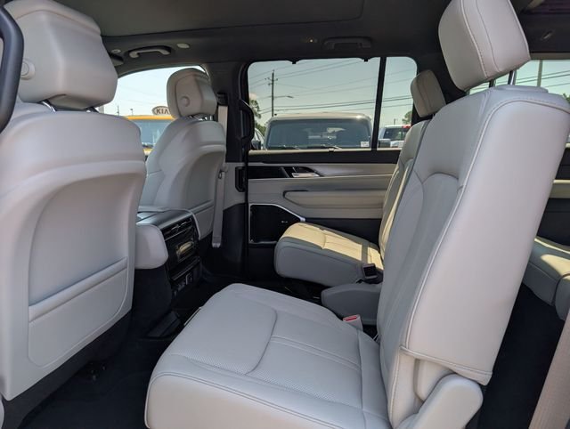 New 2026 Bright White Clear-Coat Exterior Paint Jeep Limited Reserve image 35