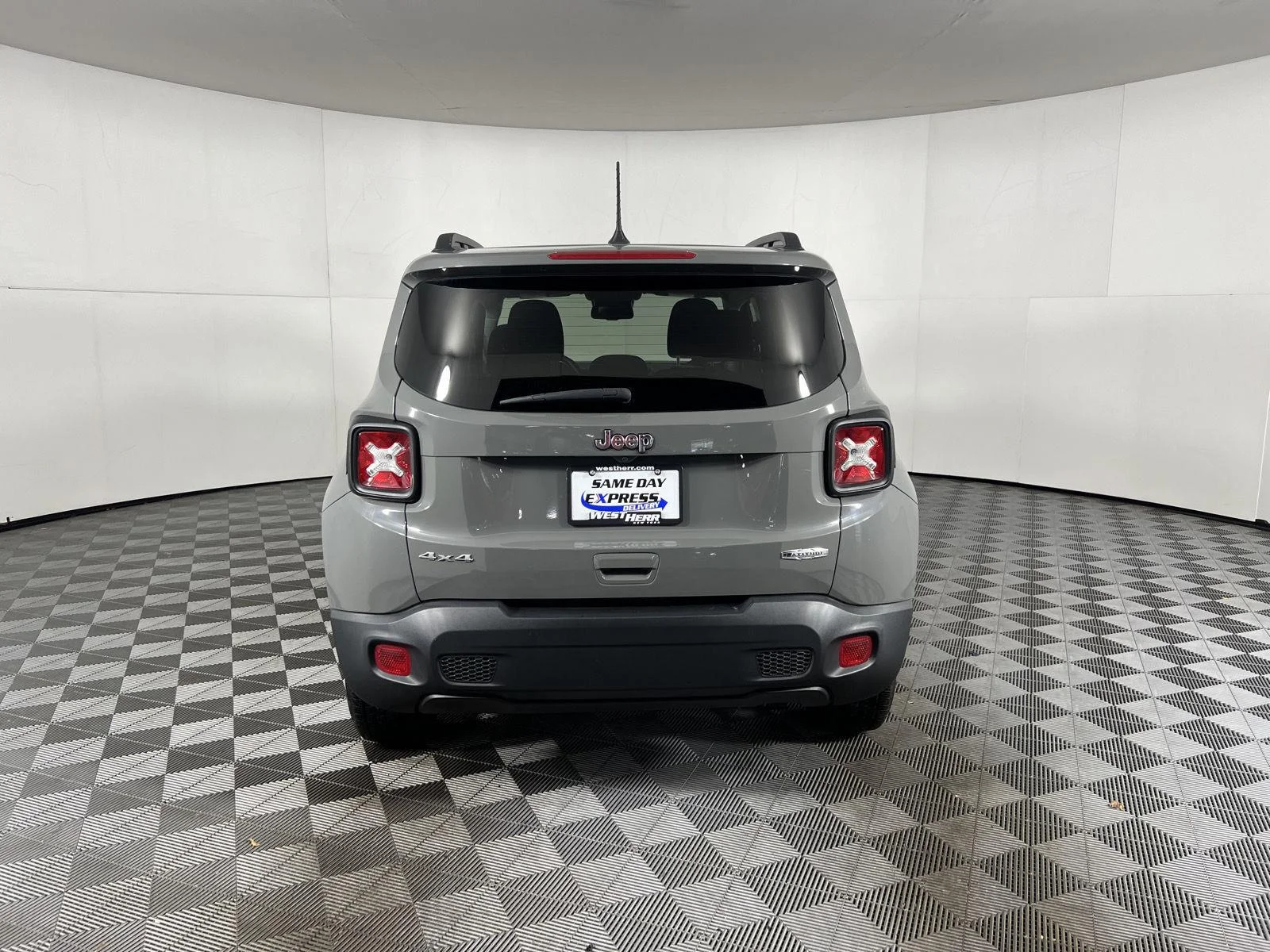 Used 2021  Jeep Latitude image 26