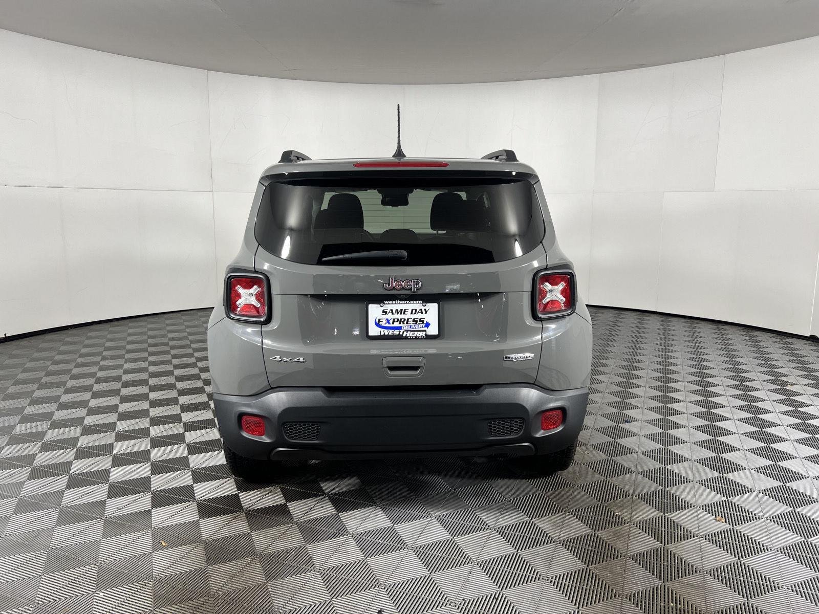 Used 2021  Jeep Latitude image 26