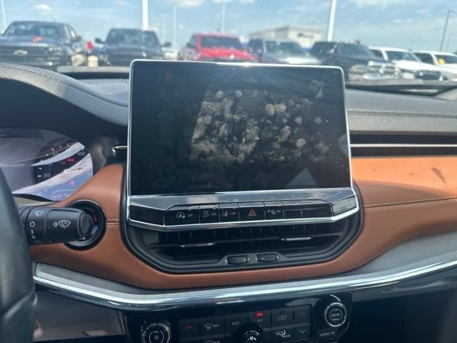 Used 2022 Diamond Black Crystal Pearlcoat Jeep Limited image 14