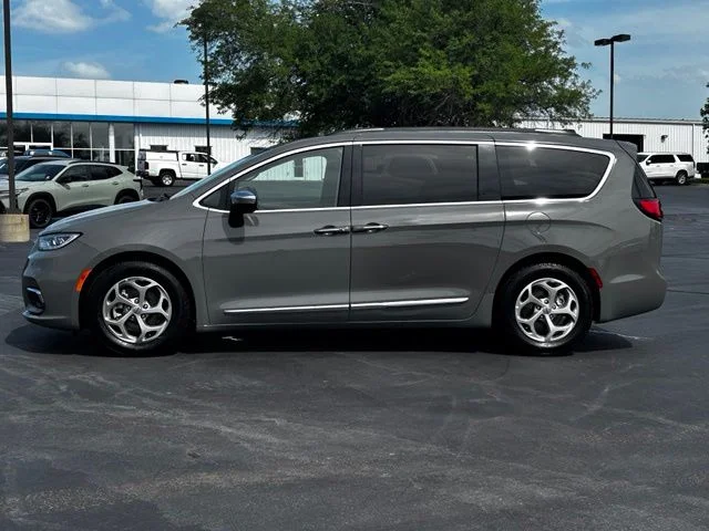 Used 2023 White Chrysler Limited image 4