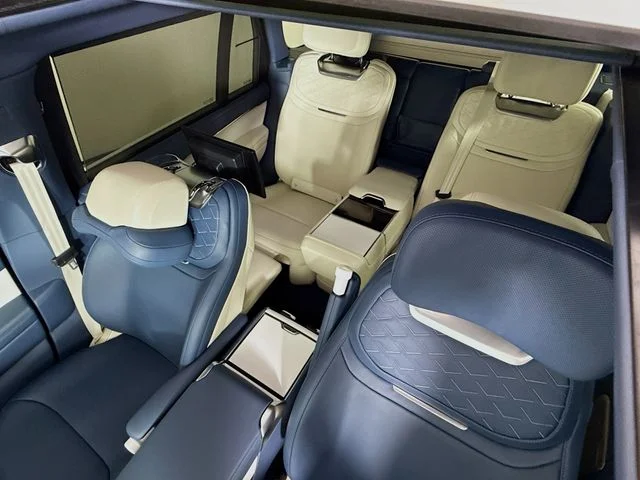 New 2026 Ostuni Pearl Wht Prem Met Land Rover SV image 14