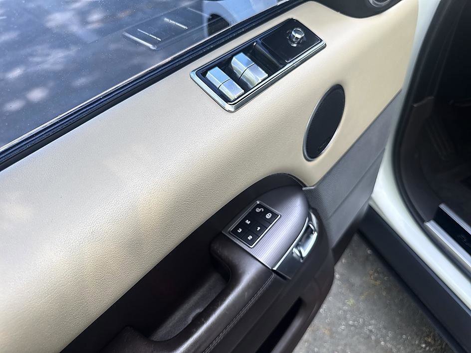 Used 2018 Fuji White Land Rover HSE image 10