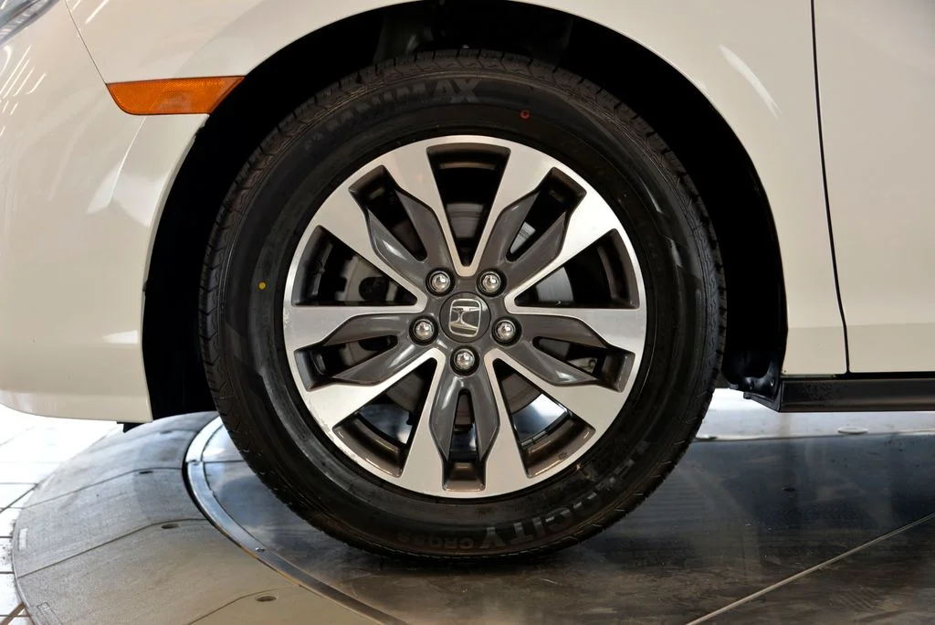Used 2023 White Honda EX-L image 10