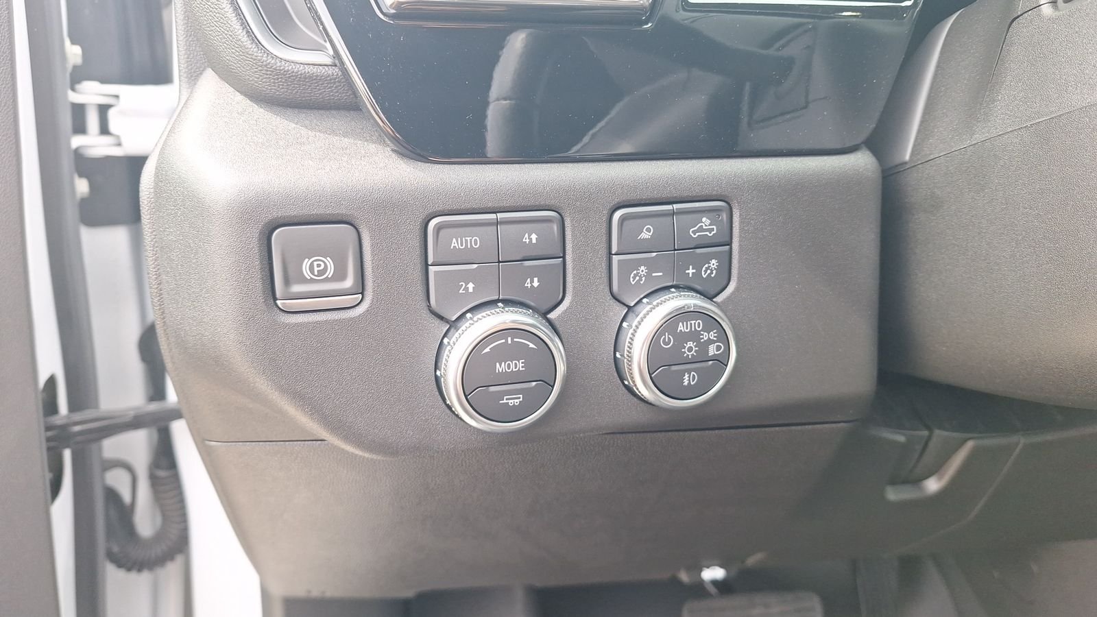 Used 2025 White GMC SLT image 18