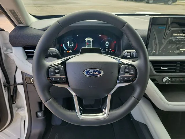 New 2026 Star White Metallic Tri-Coat Ford Platinum™ image 22