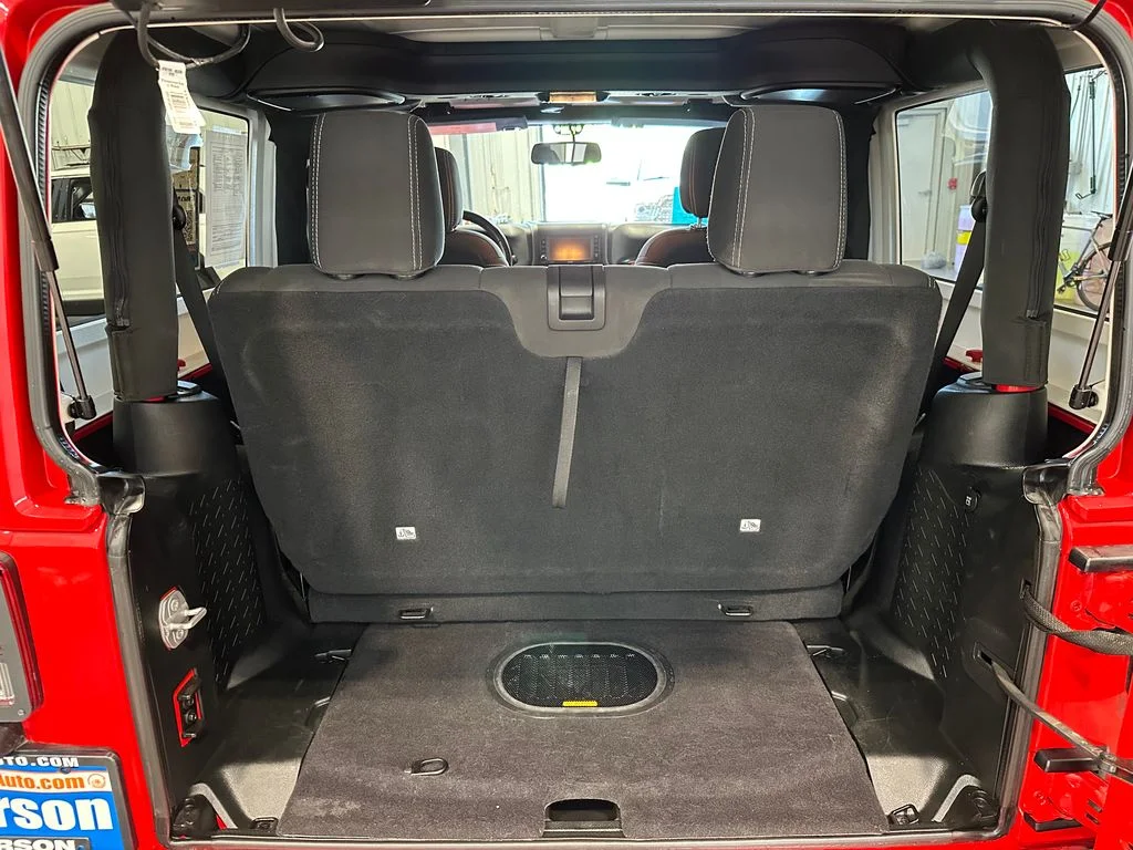 Used 2018 Red Jeep Sahara image 33