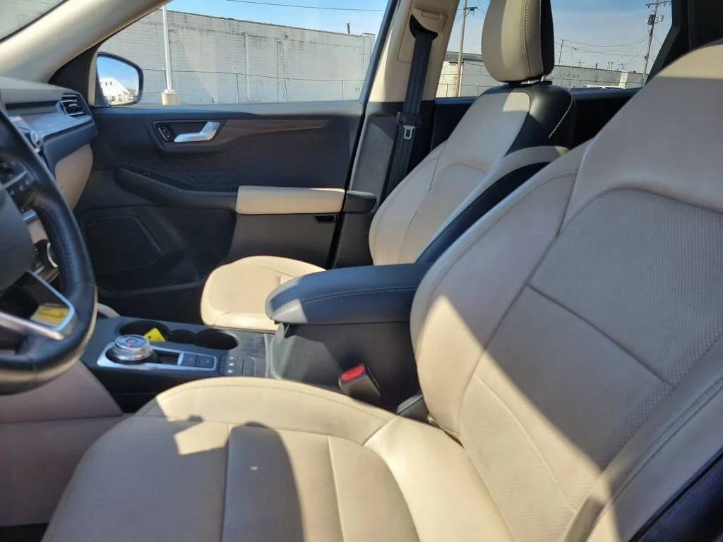 Used 2020  Ford Titanium Hybrid image 21