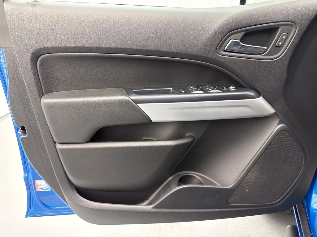 2021 Chevrolet Colorado LT Crew Cab Pickup Slide 15