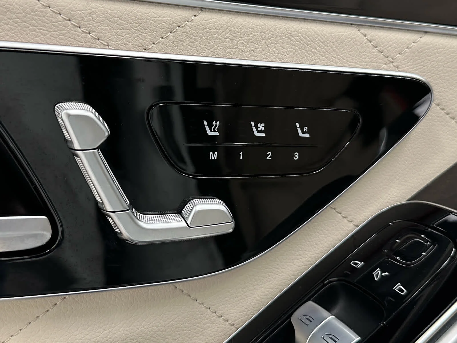 Used 2024 MANUFAKTUR Moonlight White Metallic Mercedes-Benz S 580 image 23