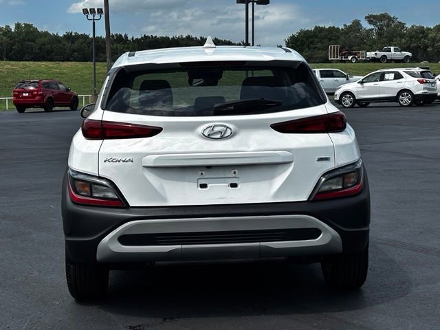 Used 2022 White Hyundai SE image 6
