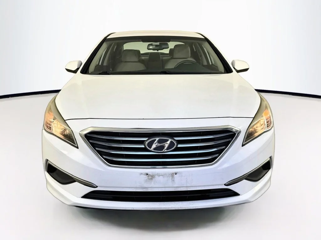 Used 2017 Quartz White Pearl Hyundai SE image 2