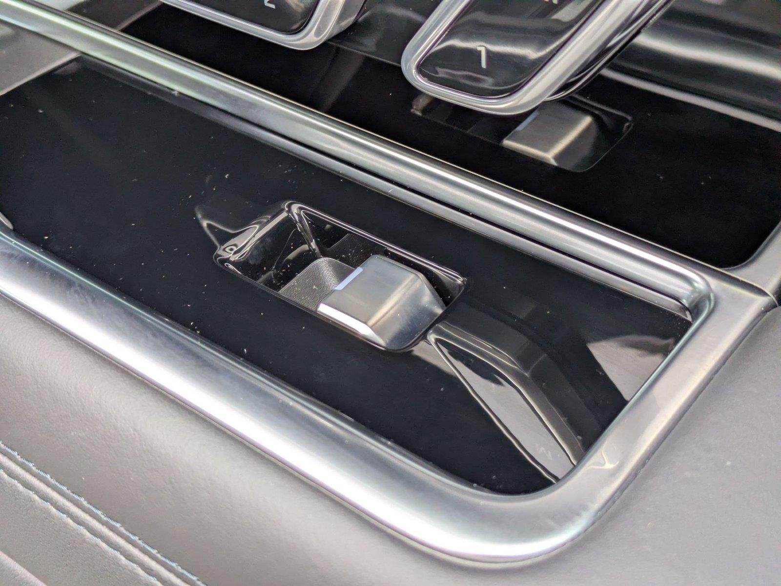 New 2026 Eiger Grey Metallic Land Rover SE image 33