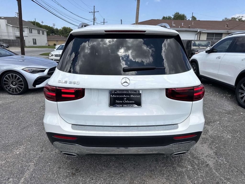 New 2026 Polar White Mercedes-Benz GLB 250 image 4