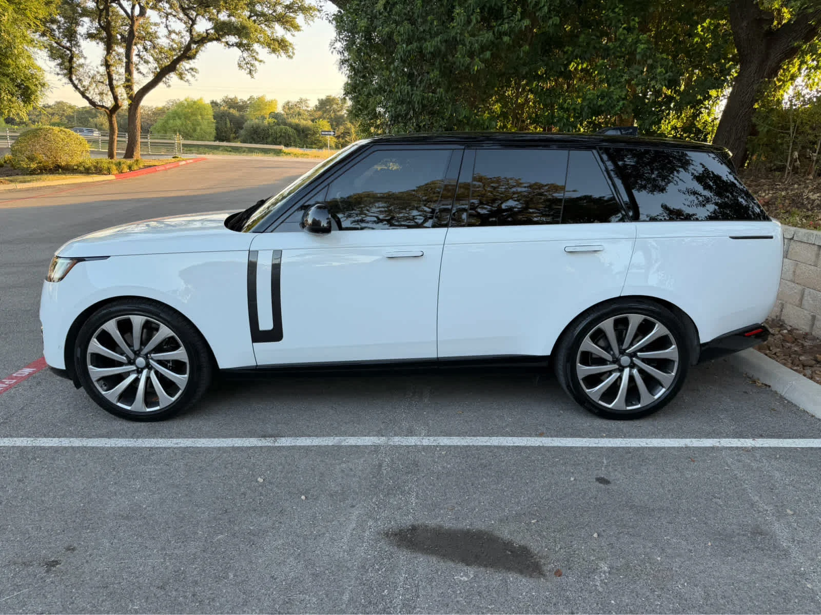 Used 2025 WHITE Land Rover SE image 4