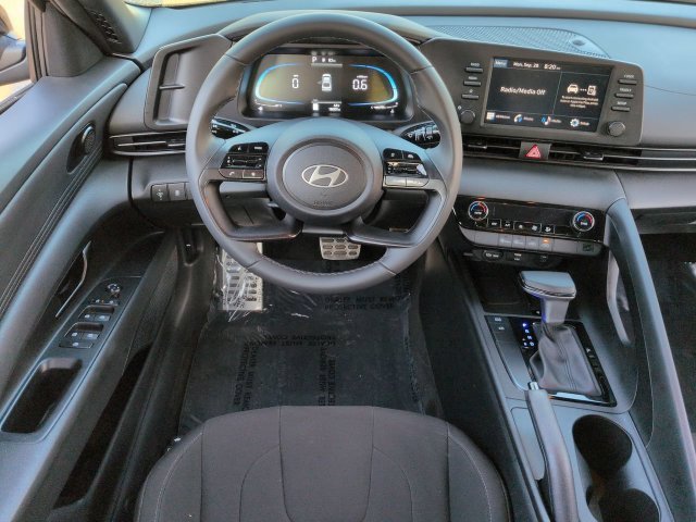 Used 2025 Gray Hyundai SEL Sport image 13