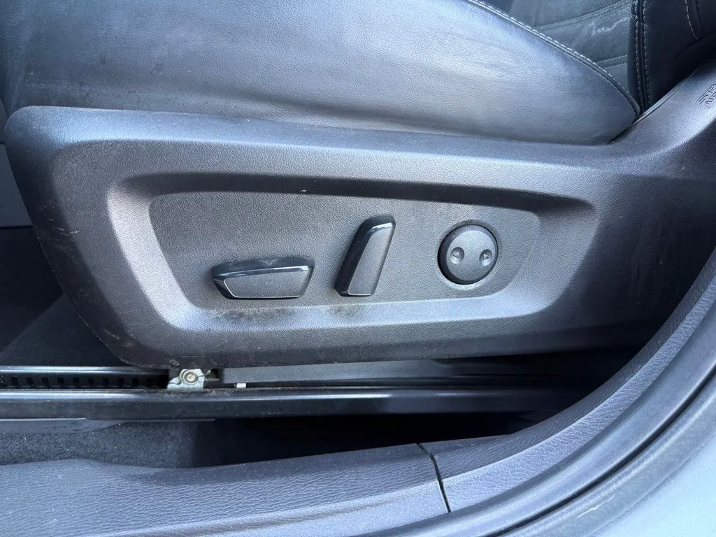 Used 2023 Silver Mitsubishi SE image 36