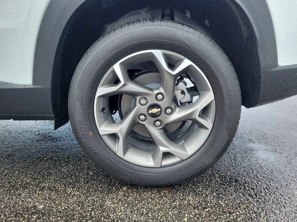 New 2026 Summit White Chevrolet LT image 31