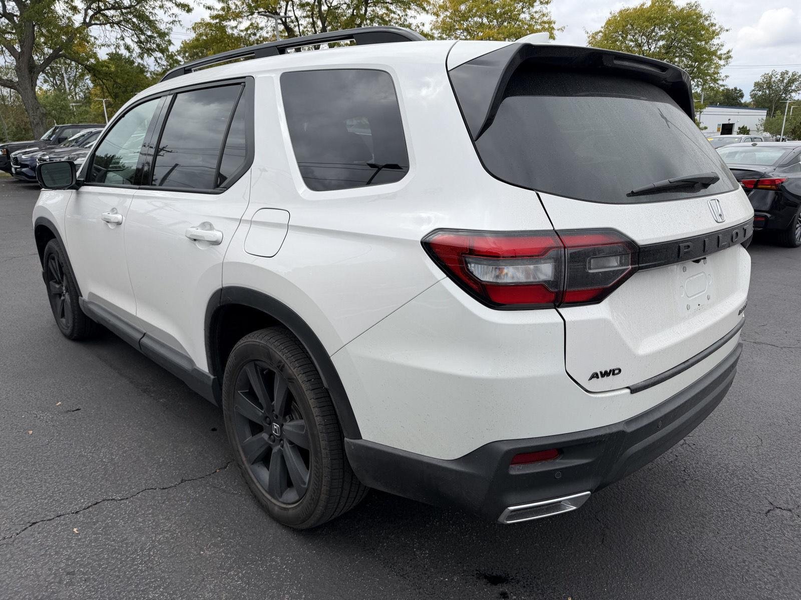 Used 2025 Platinum White Pearl Honda Black Edition image 8