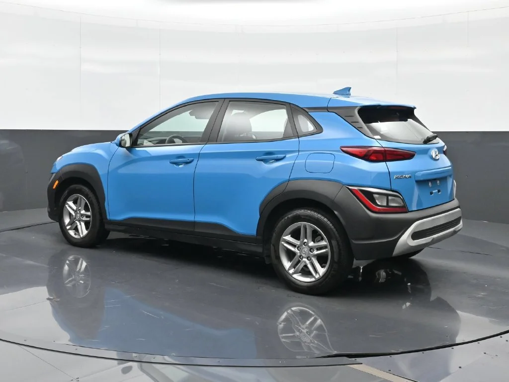 Used 2022 Green Hyundai SE image 3