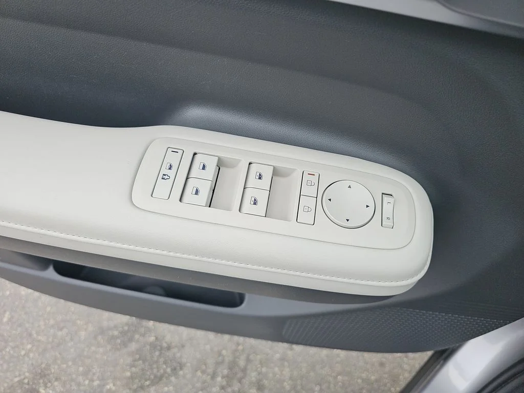 Used 2025 Silver Hyundai SEL image 28