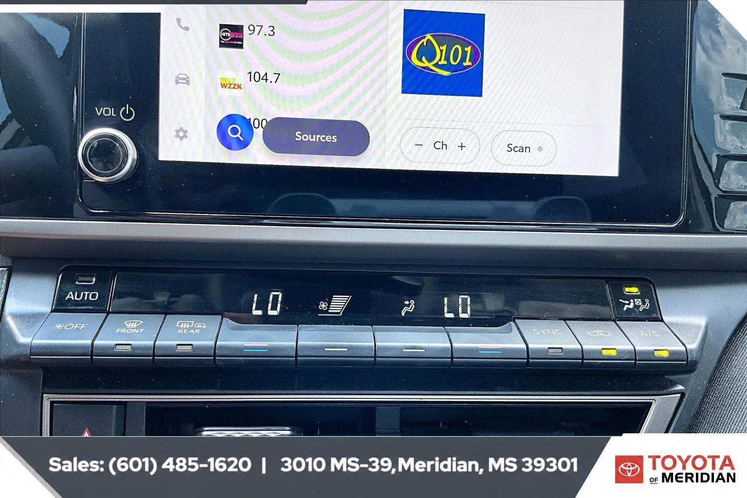 Used 2025 Ice Cap Toyota LE image 22