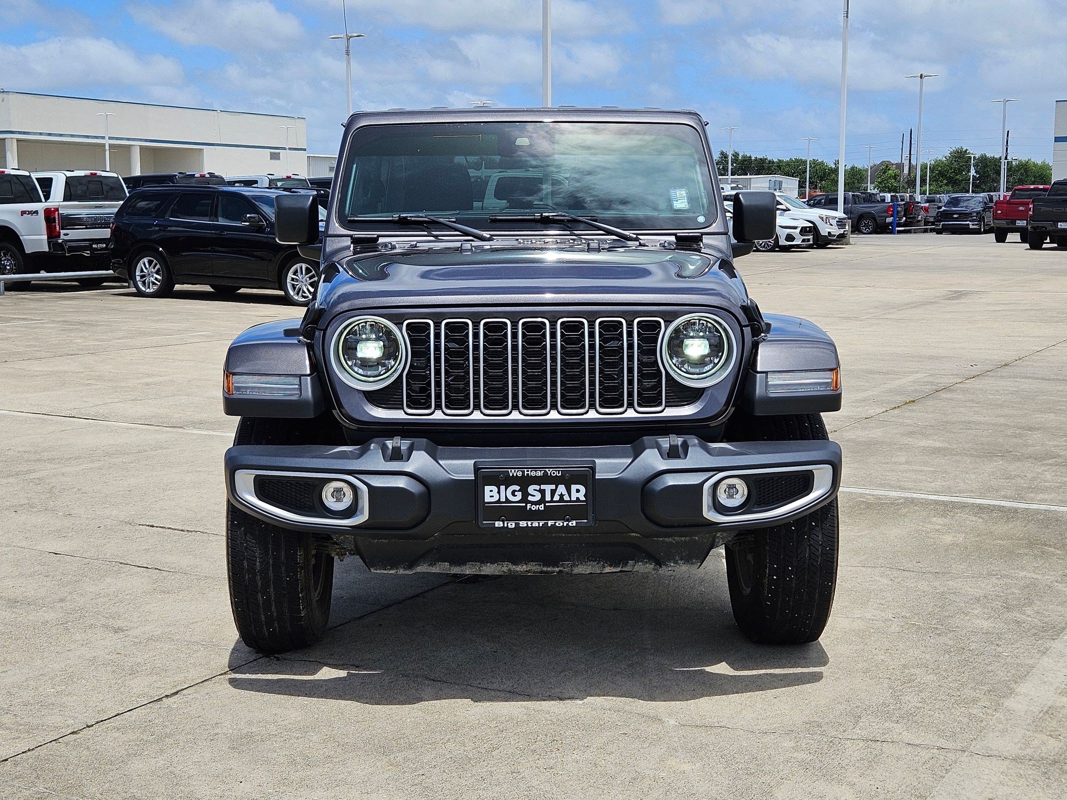 Used 2025 Granite Crystal Clearcoat Metallic Jeep Sahara image 8