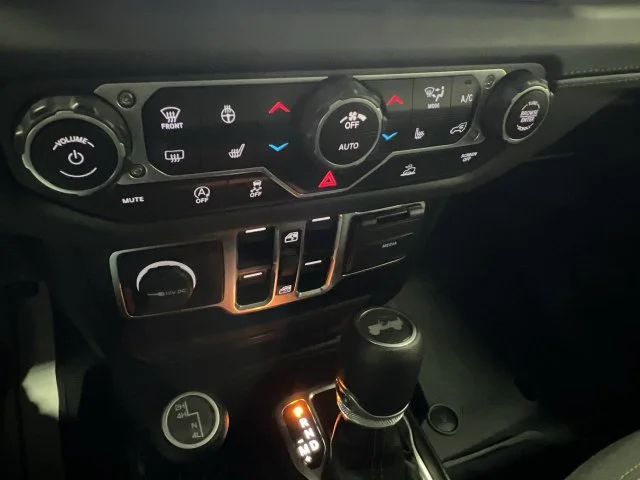 2025 Jeep Wrangler 4-Door Sahara - Photo 18