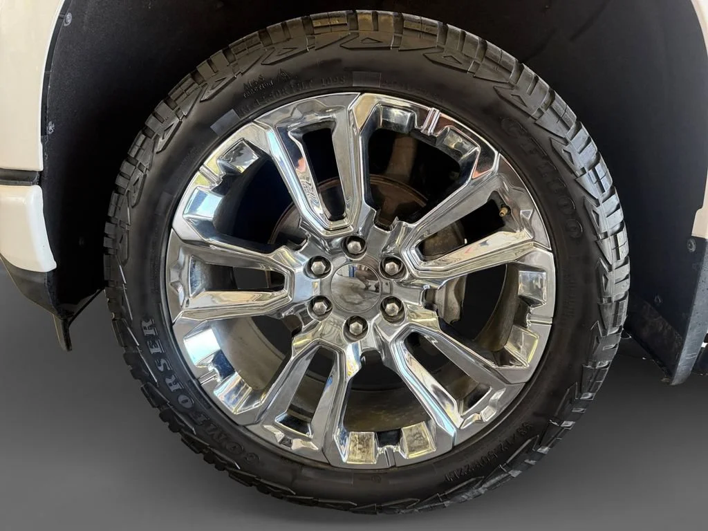 Used 2021 IRIDESCENT PEARL TRICOAT Chevrolet High Country image 15