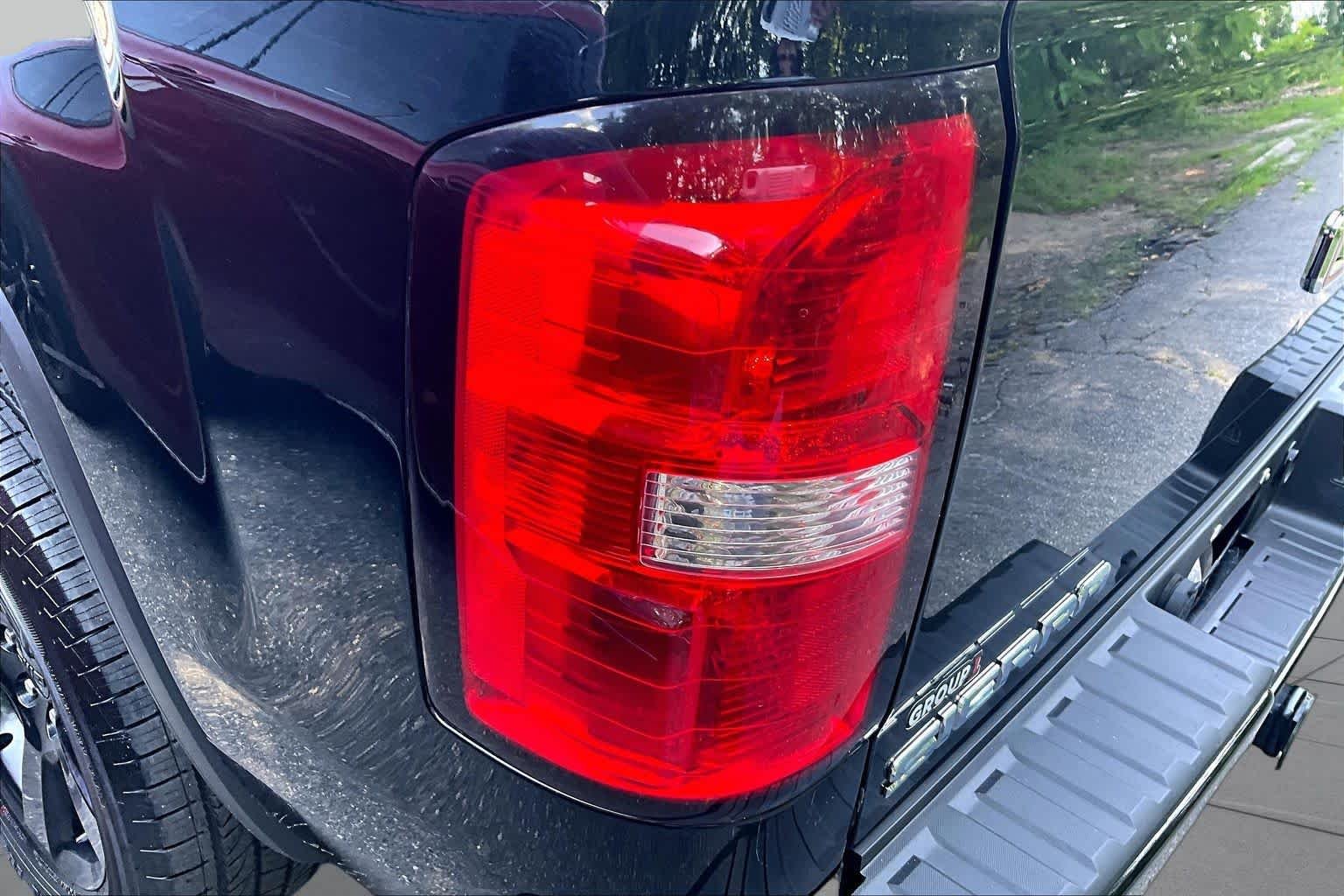 Used 2018 Onyx Black GMC  image 26