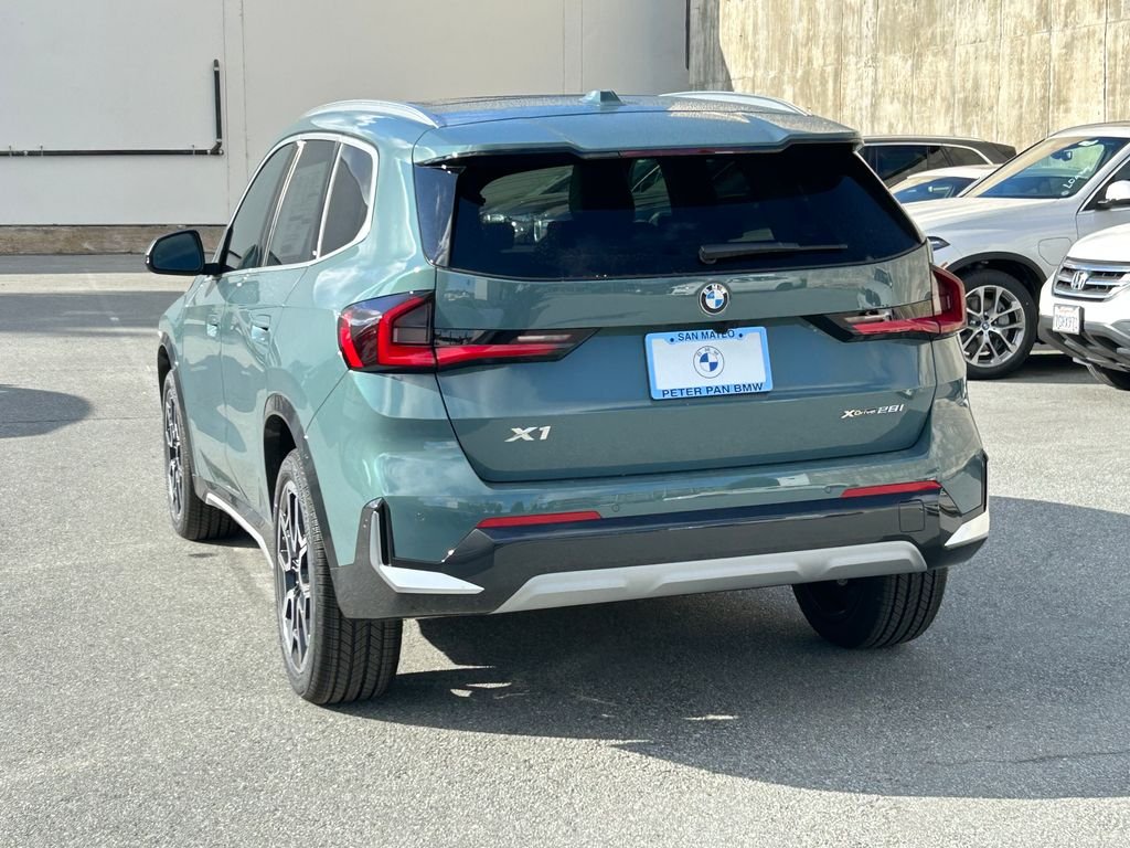 New 2026 Cape York Green Metallic BMW xDrive28i image 3