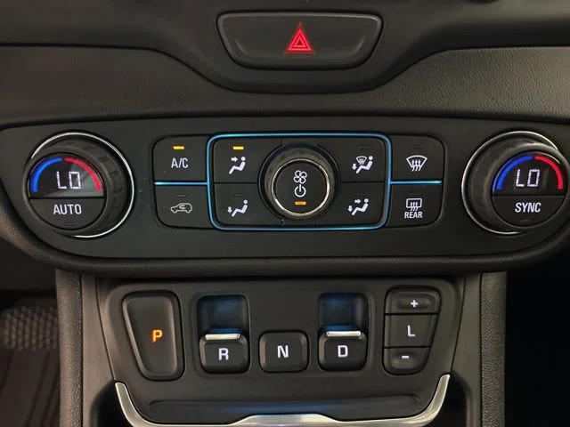 Used 2020 WHITE FROST TRICOAT GMC Denali image 26