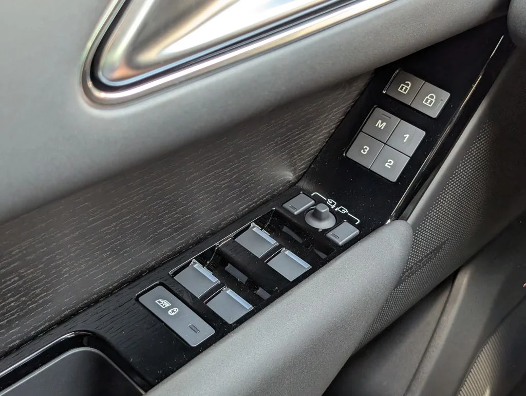 New 2026 Arroios Grey Land Rover Dynamic SE image 27