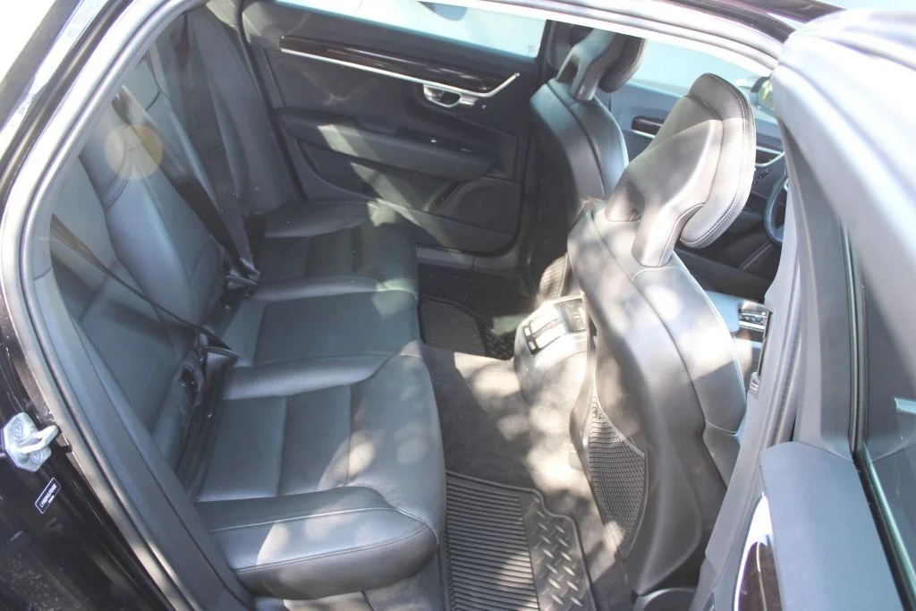Used 2018 Black Volvo T5 Momentum image 12