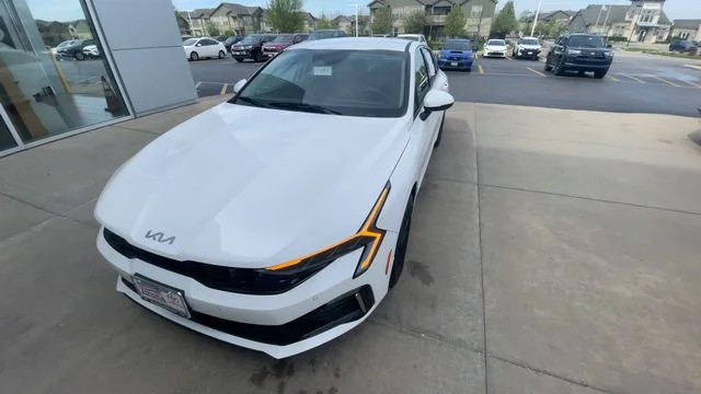 2025 Kia K5 LXS - Photo 5