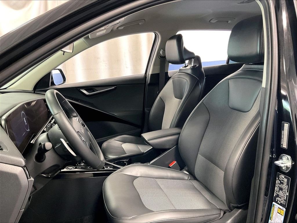 Used 2025 Black Kia Wind image 10