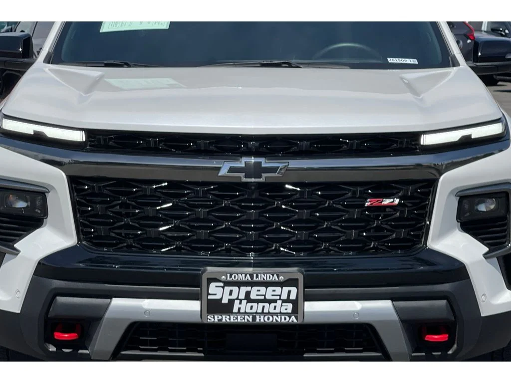 Used 2025 Iridescent Pearl Tricoat Chevrolet AWD Z71 image 47