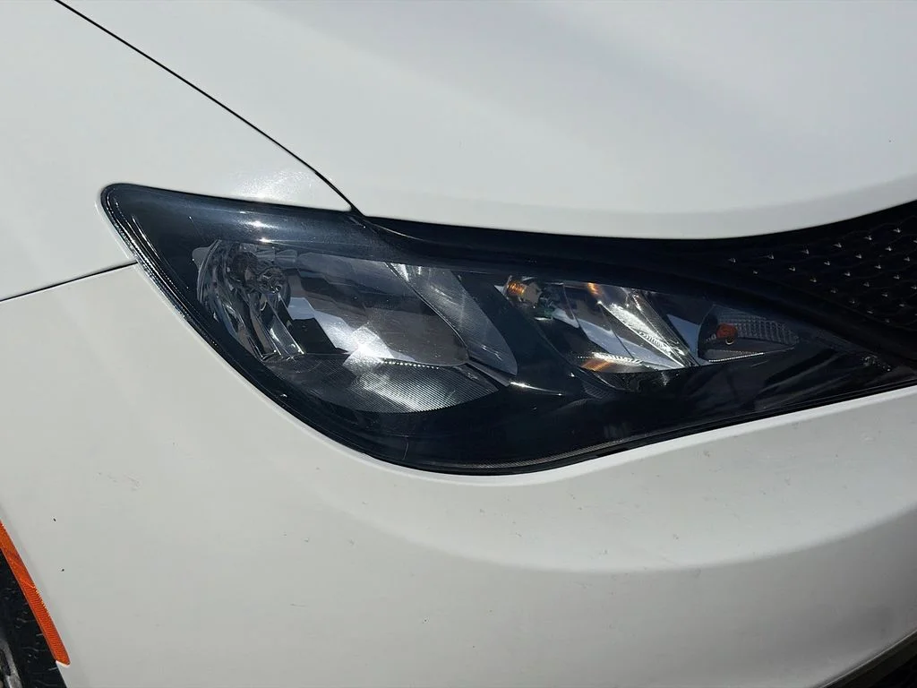 Used 2023 White Chrysler LX image 32