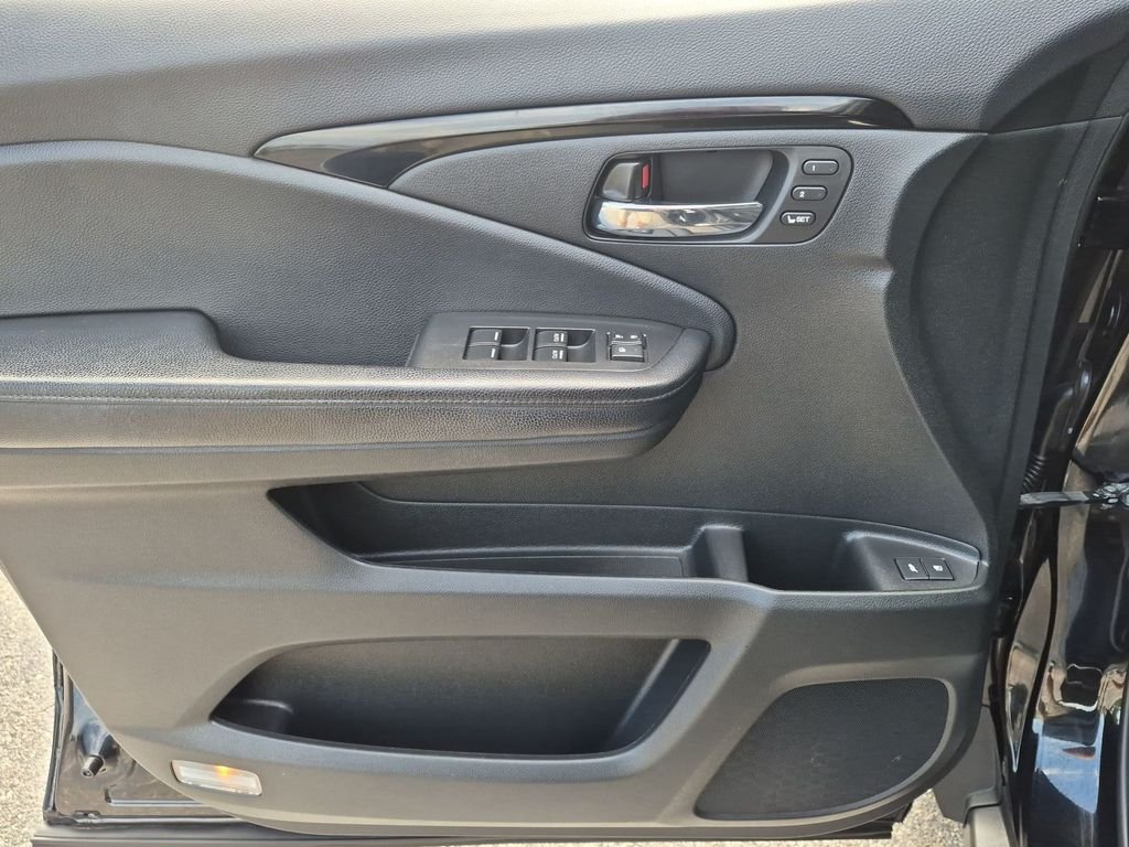 Used 2017  Honda Elite image 37