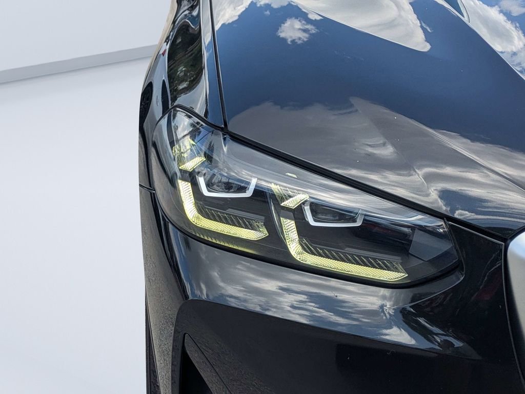 Used 2022 Black BMW sDrive30i image 9