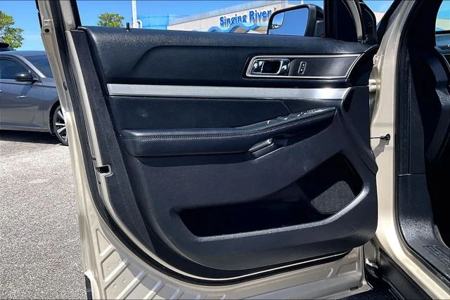 Used 2017 Gold Ford XLT image 17