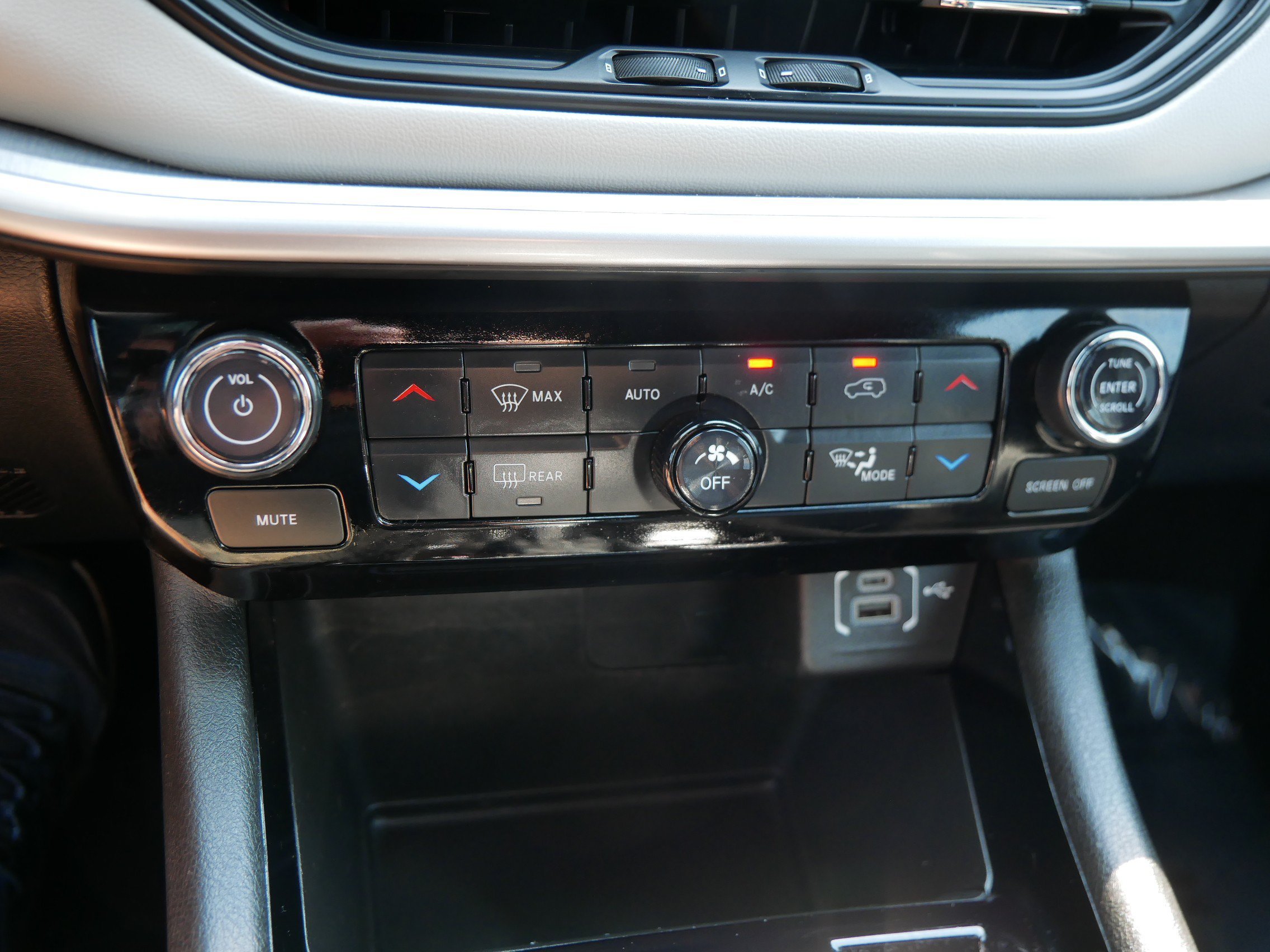 Used 2025 Silver Zynith Jeep Limited image 23