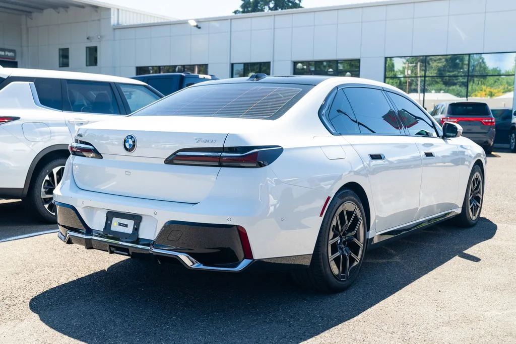 Used 2025 White BMW 740i xDrive image 7