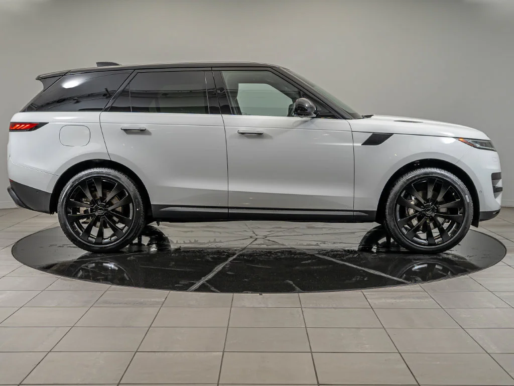 Used 2026 Fuji White Land Rover SE image 11