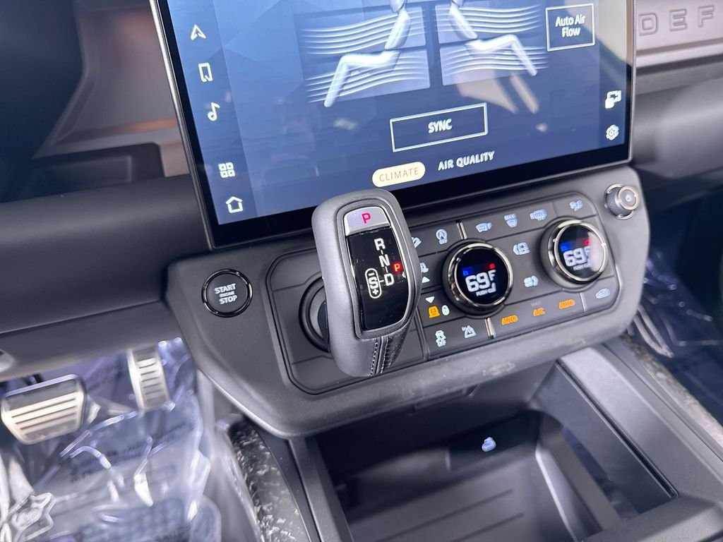 2026 Land Rover Defender OCTA - Photo 18