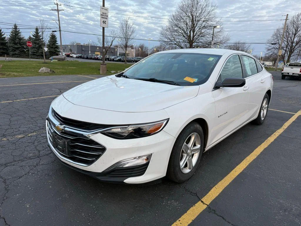 Used 2022 Summit White Chevrolet LS image 3