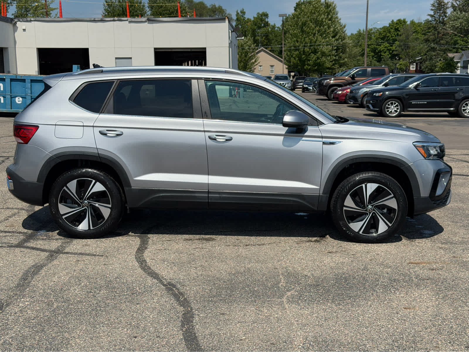 Used 2024 Silver Volkswagen SE image 1