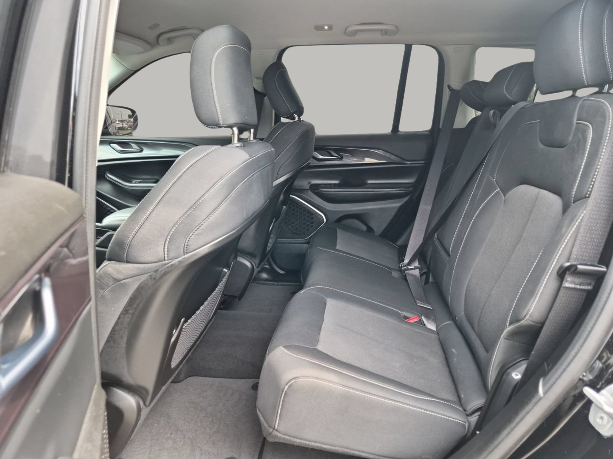 Used 2022 Diamond Black Crystal Pearlcoat Jeep Laredo image 13