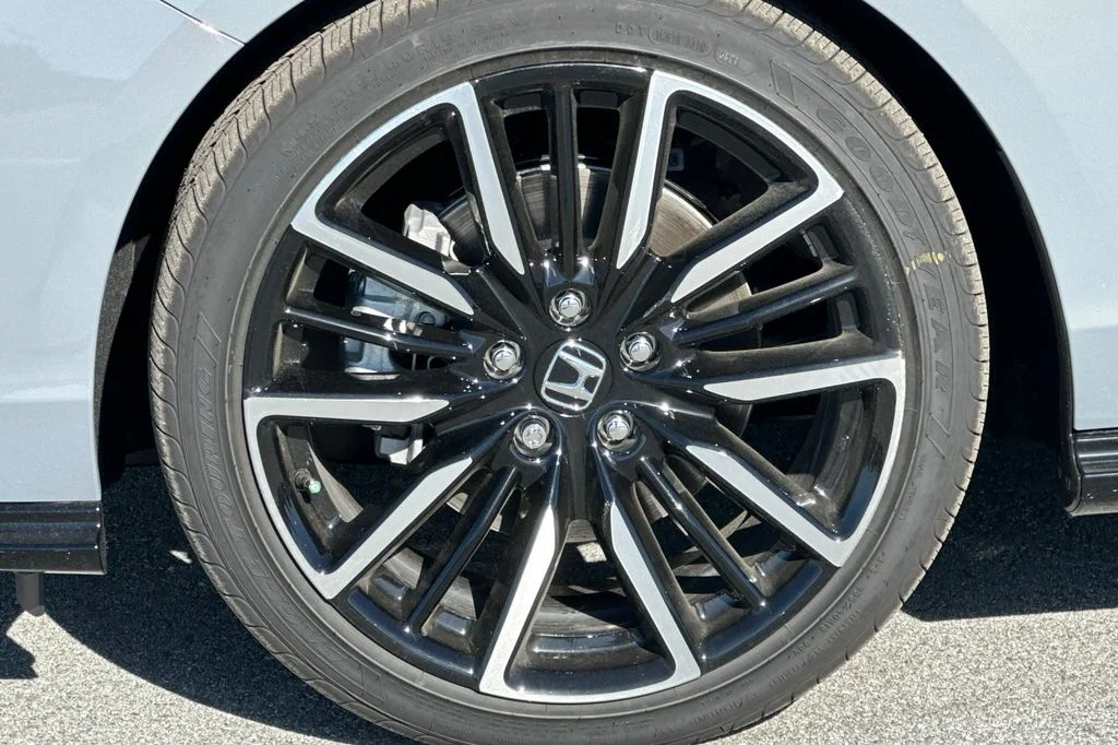 New 2026 Urban Gray Pearl Honda Touring image 32